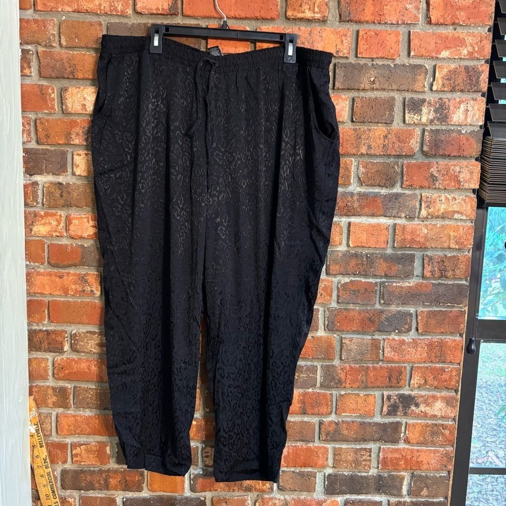 Lane Bryant womens pull on animal print satin feel jogger pants black 18/20.